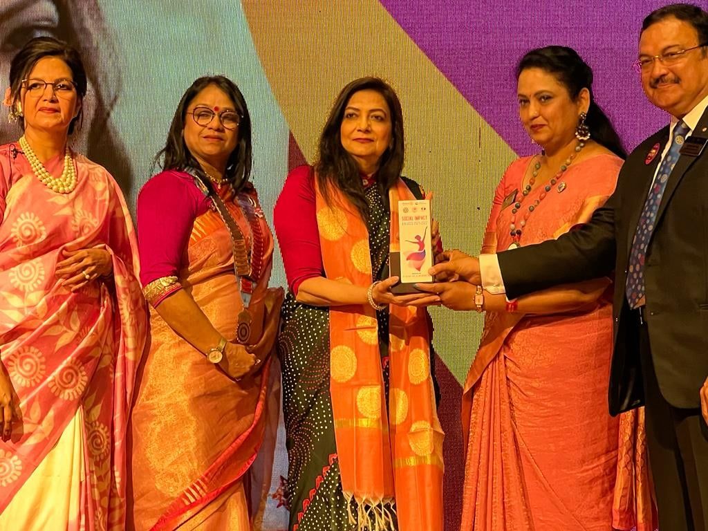 Mrs. Lalita Nijhawan receiving an award