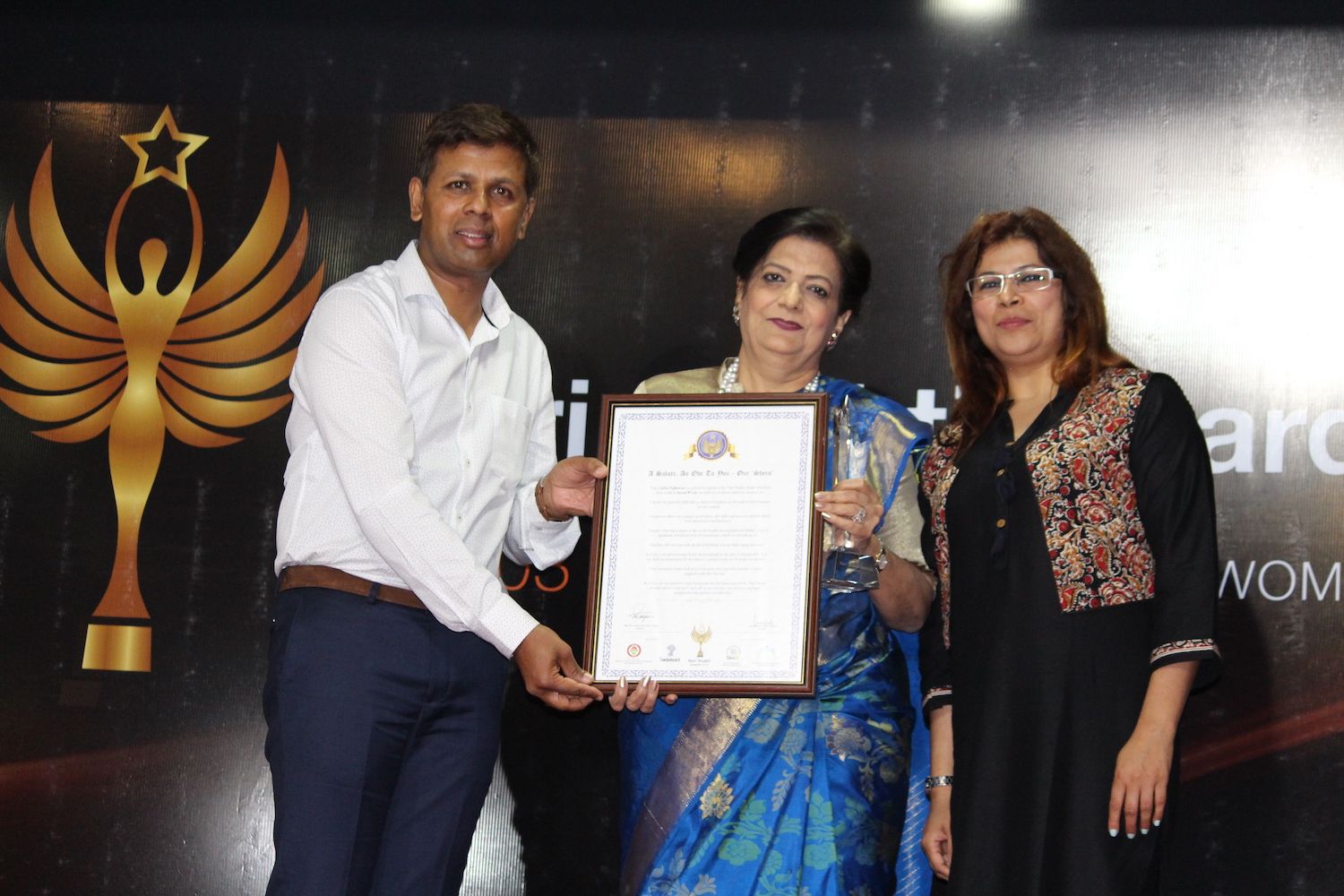 Mrs. Lalita Nijhawan receiving an award