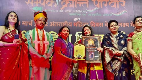 Mrs. Lalita Nijhawan receiving an award